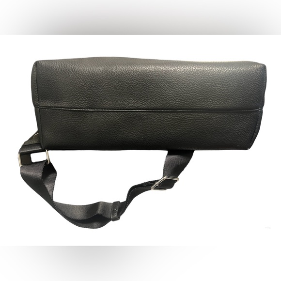 NWT: DKNY Wynston Hobo Bag -Black Pebbled Leather with Chrome Logo - Picture 3 of 4